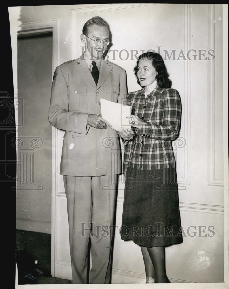 1943 Press Photo Richard Tregaskis and Lucy Monroe in Boston Hotel - Historic Images