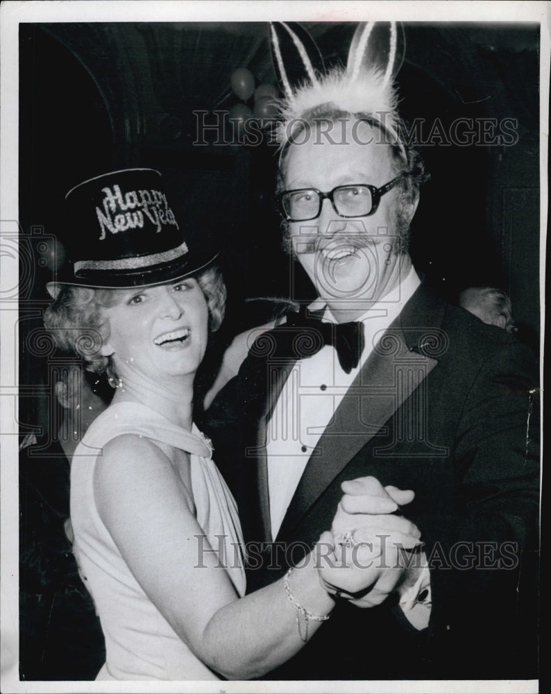 1975 Press Photo Alan Tremain In Bunny Ears Dancing On New Years Eve Pam Beach - Historic Images