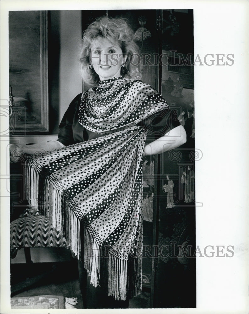 Press Photo Anita Tremain Wearing Silk Squares Bought IN South France Over Cloth - Historic Images