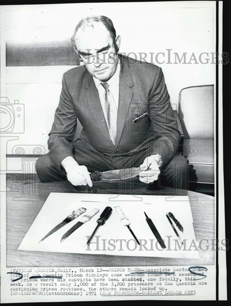 1971 Press Photo James Park Associate Warden San Quentin Displays Weapons - Historic Images