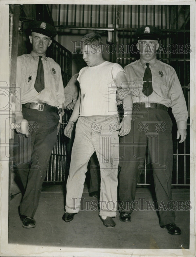 1949 Press Photo George Gilboy, 22, being guarded by Officer Cotter - Historic Images