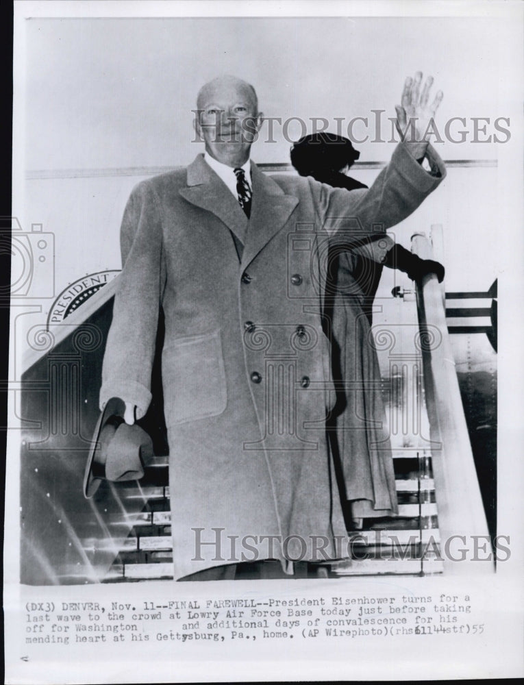 1955 Press Photo U.S. Pres.Eisenhower wave to the crowd at Lowry Air Force Base - Historic Images