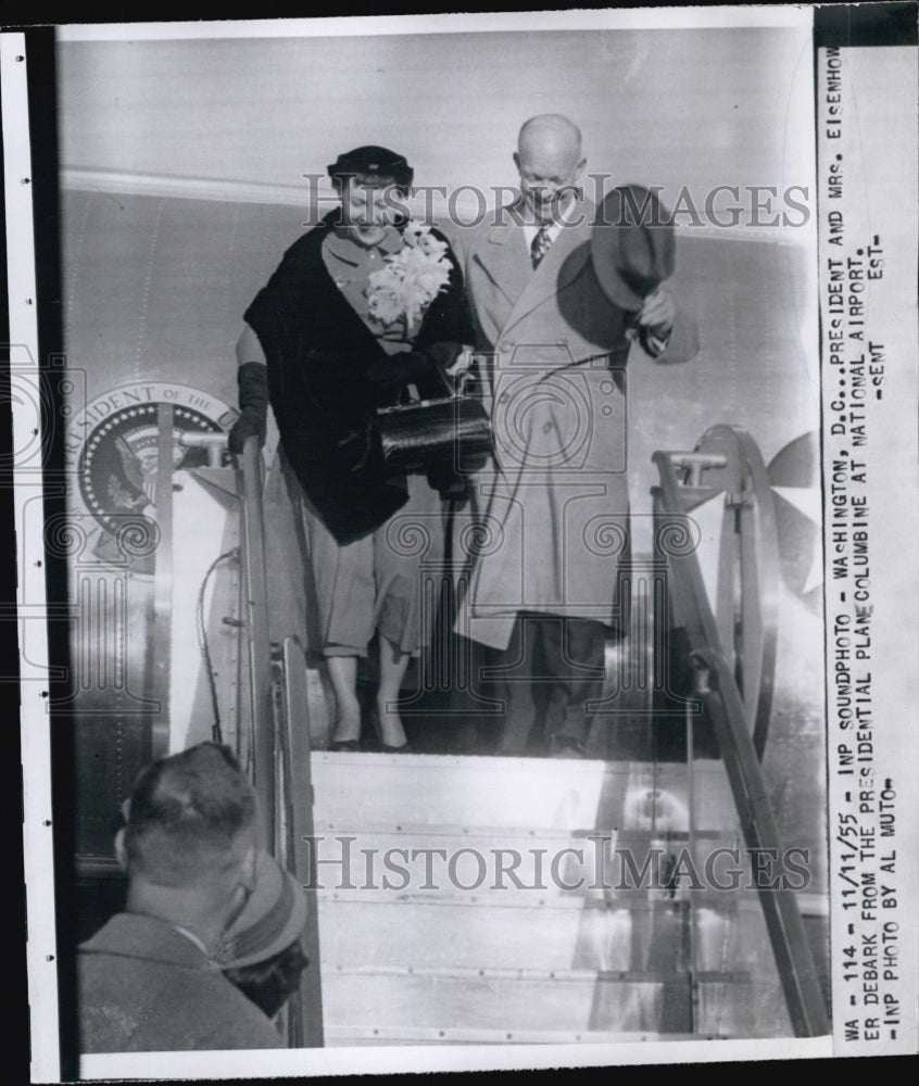 1955 Press Photo Pres. and Mrs. Eisenhower going down from presidential plane. - Historic Images