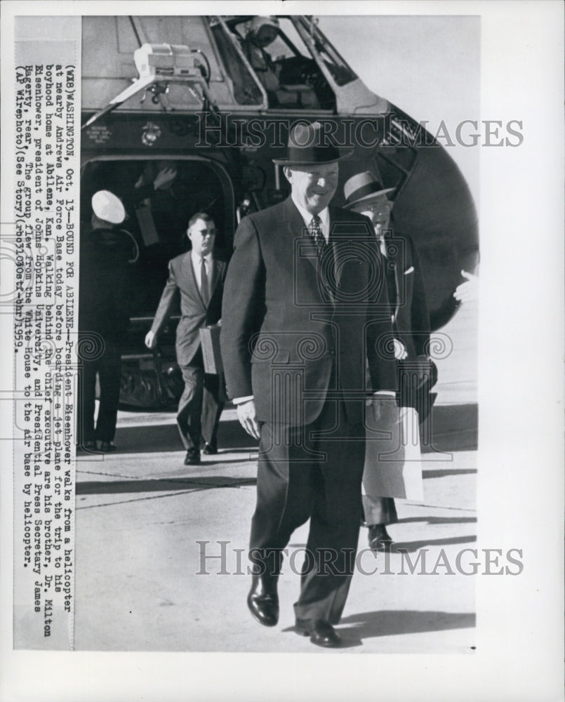1959 Press Photo President Eisenhower walks from a helicopter - Historic Images