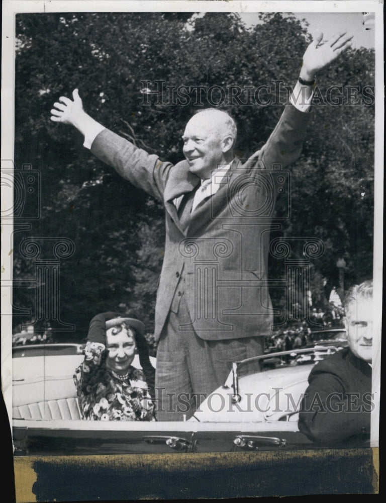 1960 Press Photo President Eisenhower returns from the summit conference - Historic Images