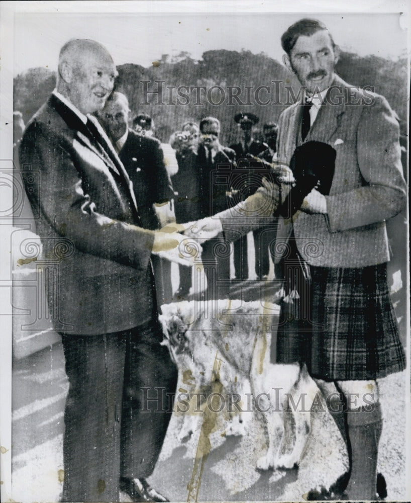 1959 Press Photo U.S. Pres. Eisenhower greeted by Marquess of Alisa in Scotland. - Historic Images