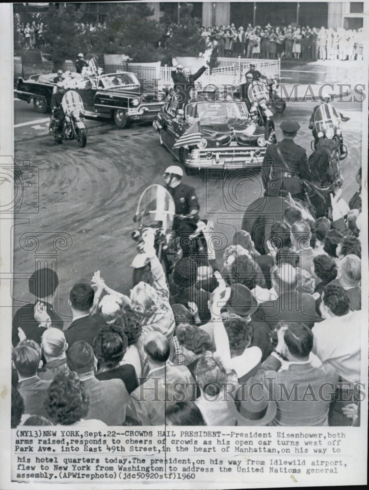 1960 Press Photo Pres. Eisenhower, cheers to crowd at his open car. - Historic Images