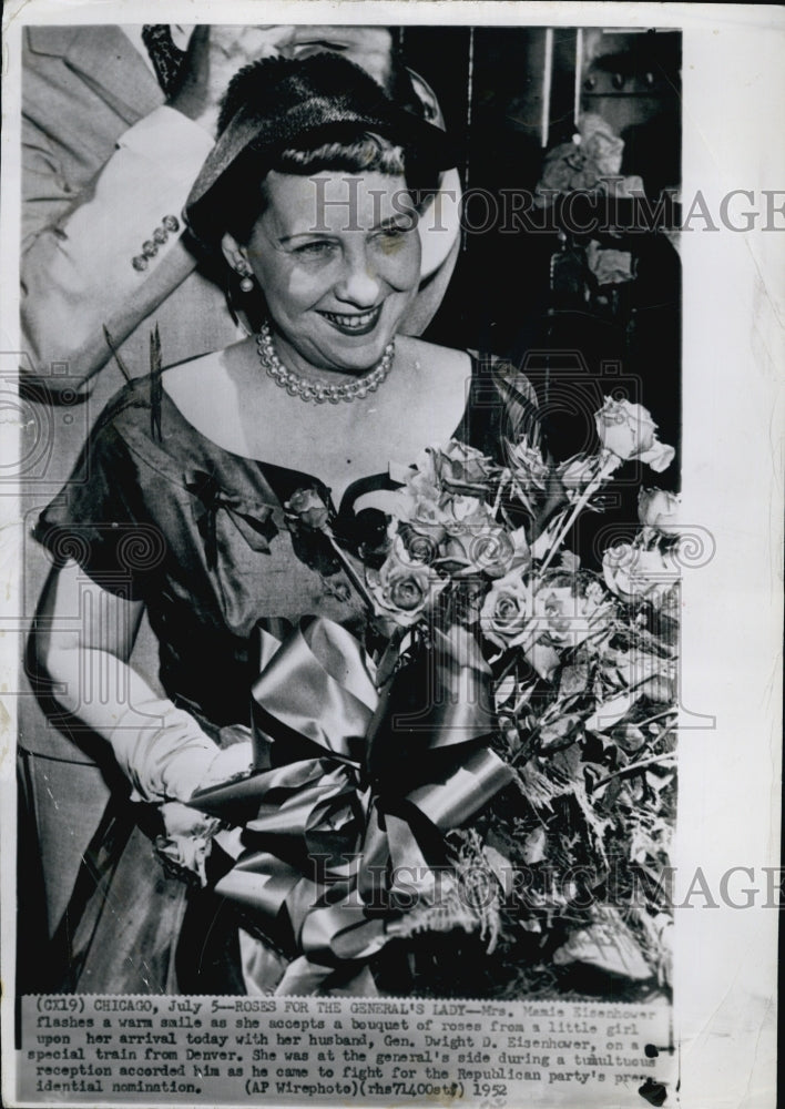 1952 Press Photo Mrs. Mamie Eisenhower Receives Roses - Historic Images