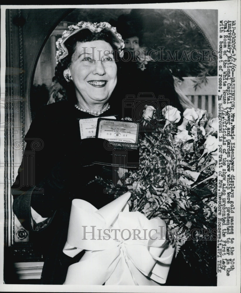 1960 Press Photo Mrs. Mamie Eisenhower Displays Passes to National Garden Show - Historic Images