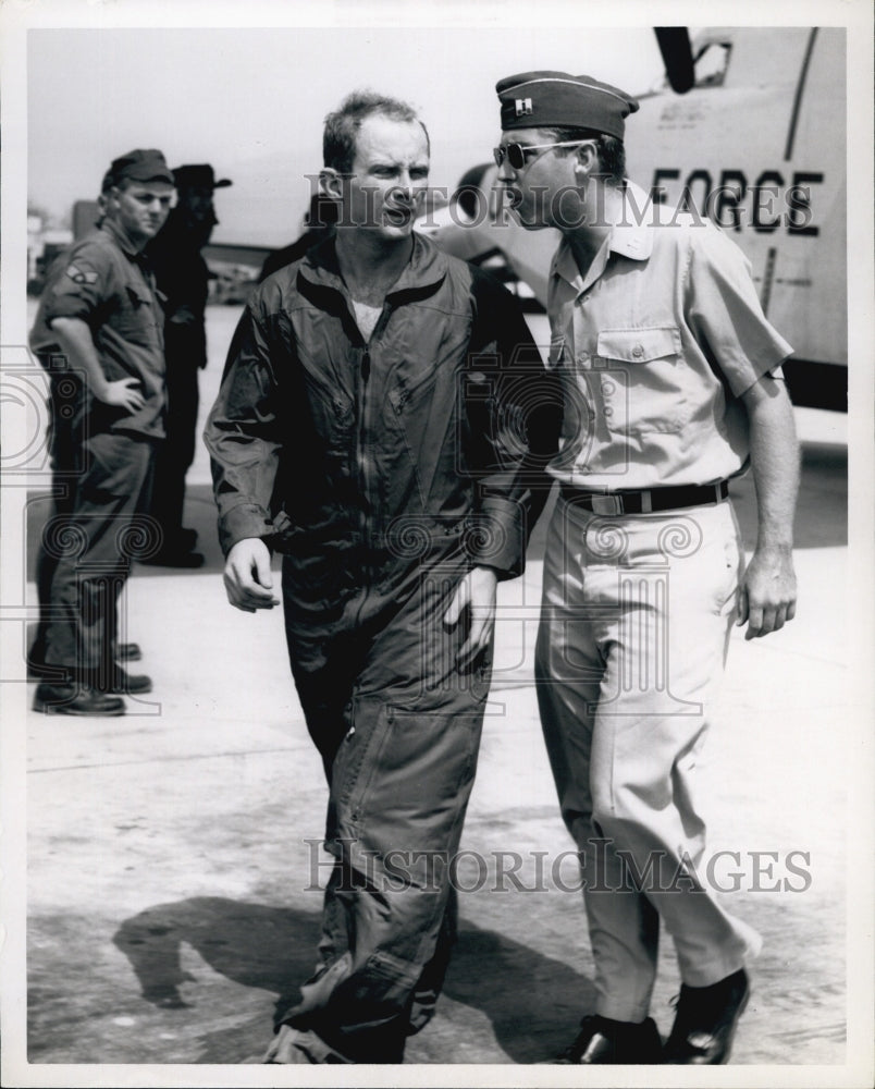 1966 Press Photo Chaplain Capt. Jerry Mallory with Pilot Lt. Jeffery Greenwood - Historic Images