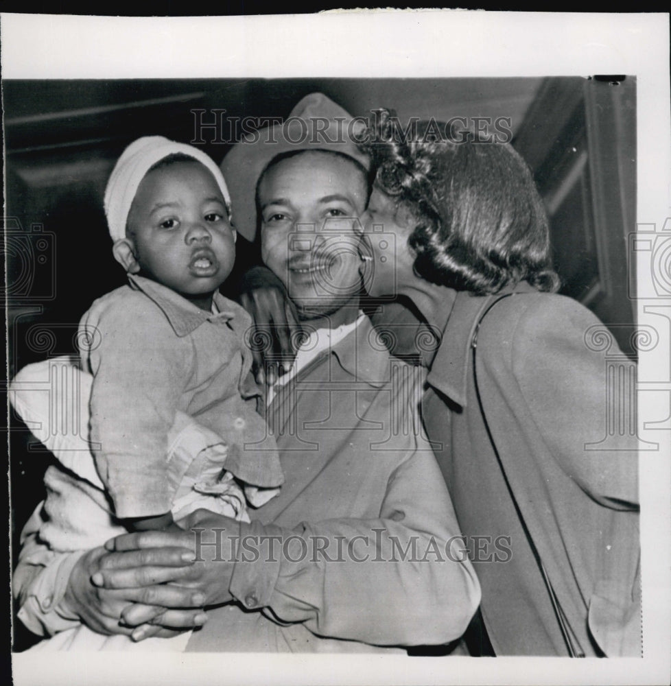 1951 Press Photo Wesley Mallory Set Free of Prison Sentence for Robbery - Historic Images