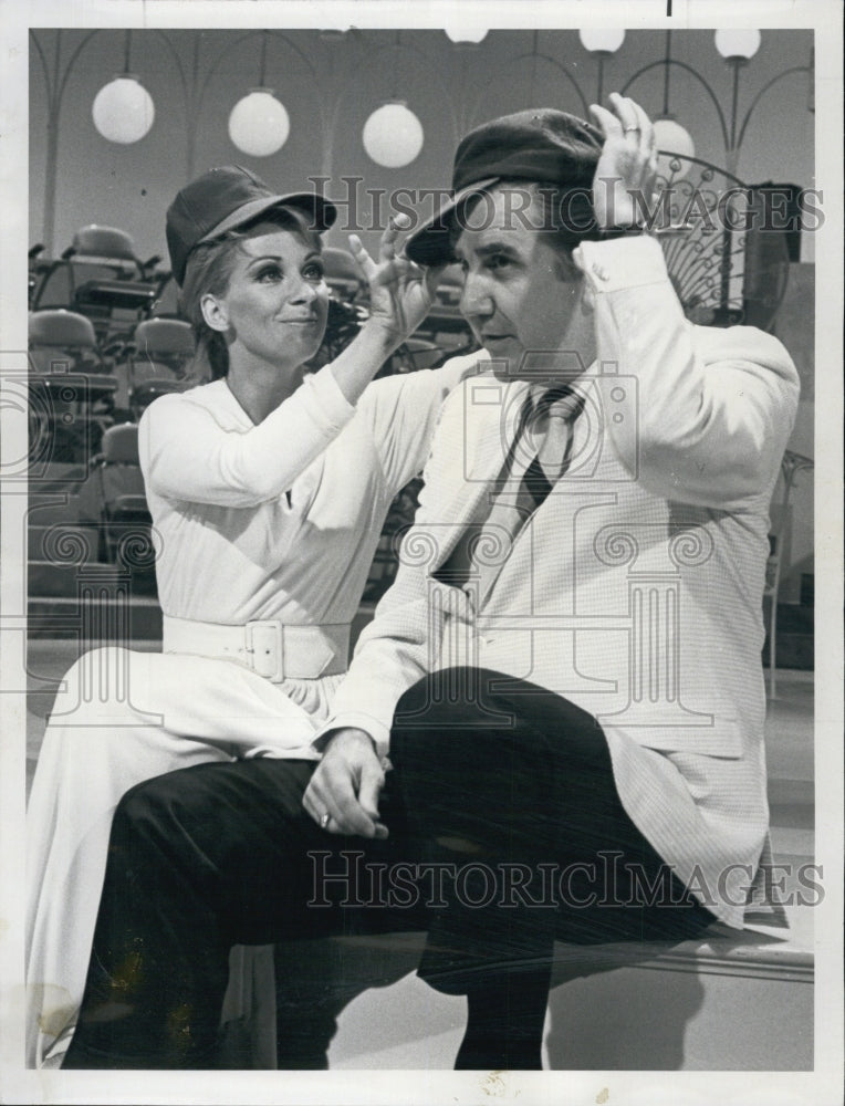 1968 Press Photo Joanie Sommers on "Kraft Music Hall" - Historic Images