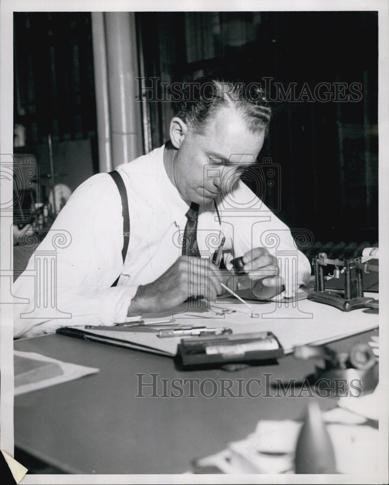 1958 Press Photo Det Roger T White Examines Evidence In Shooting - Historic Images