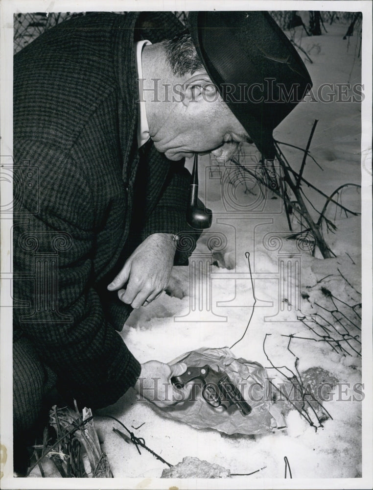 1965 Press Photo Roger White, Ballistic Expert hold a gun. - Historic Images