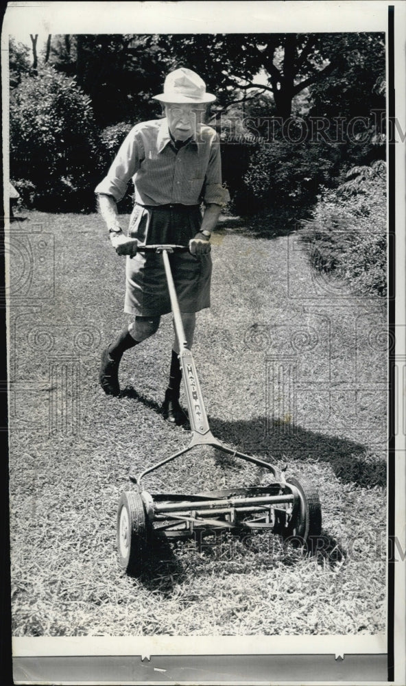 1973 Press Photo Heart surgeon Dr. Paul Dudley White mows lawn at home - Historic Images