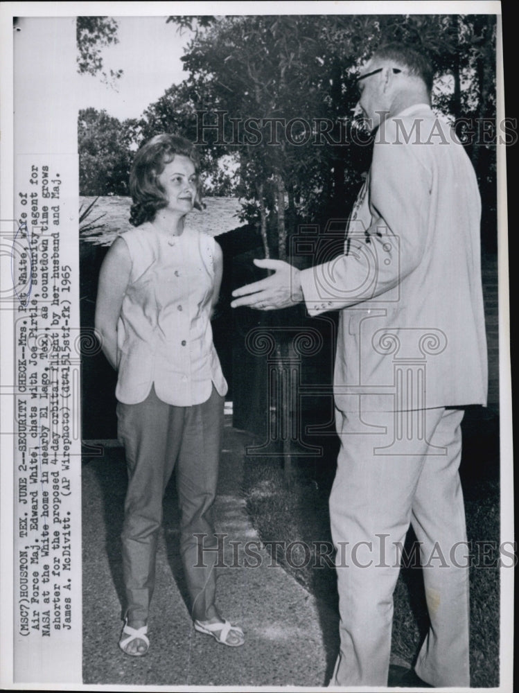 1965 Press Photo Pat White Wife Edward Joe Pirtle Security NASA White Home - Historic Images