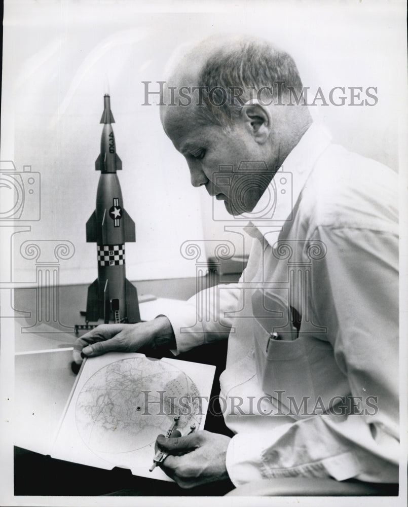 1958 Press Photo Dr John White at Smithsonian Astrophysical Lab - Historic Images