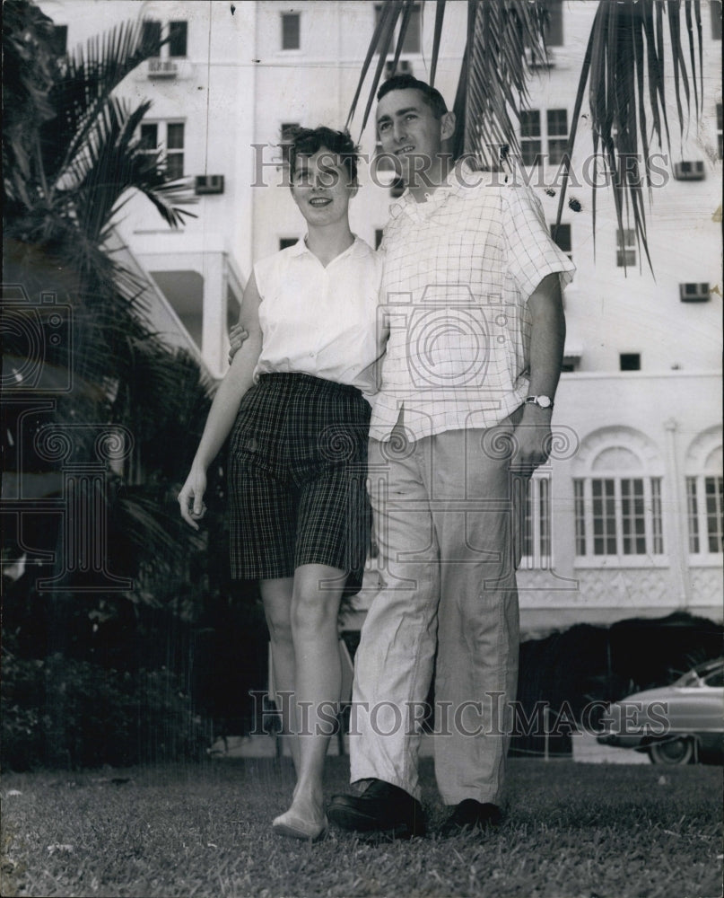 1957 Press Photo Mr and Mrs J David dWhite honeymoon in Florida. - Historic Images