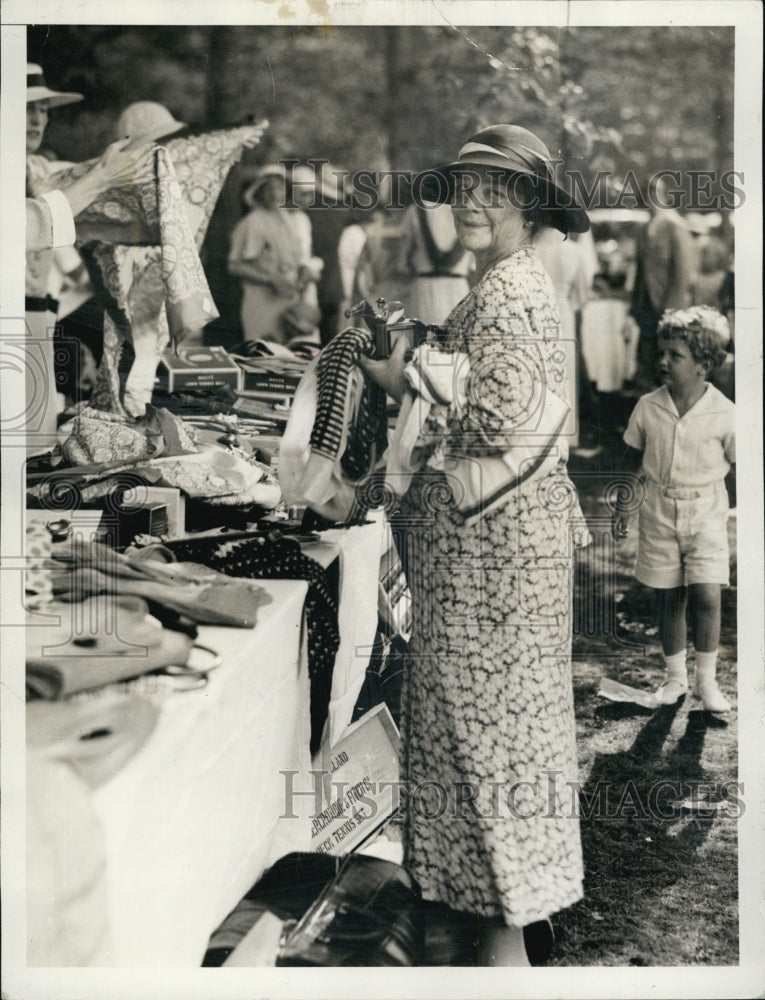 1944 Press Photo Mrs. Payne Whitney at the fair Booths. - Historic Images