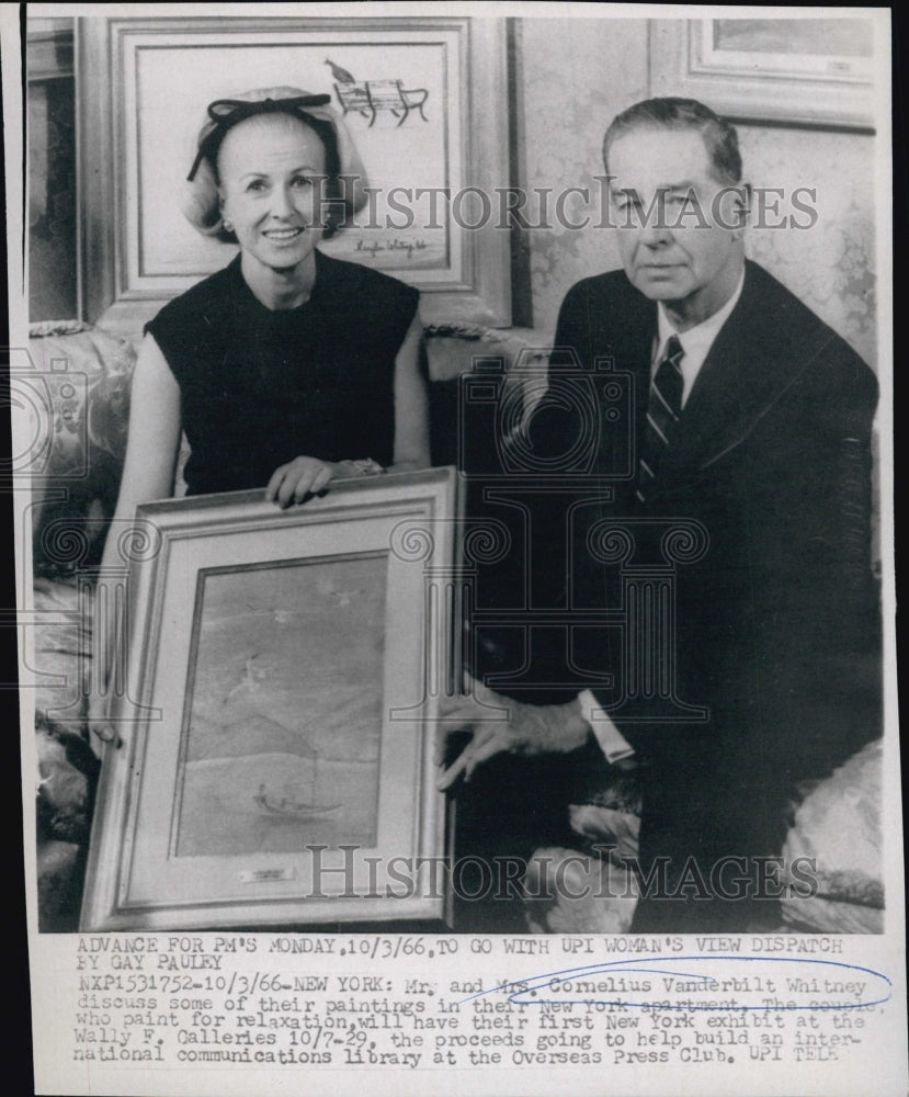 1966 Press Photo Mr &amp; Mrs Cornelius Vanderbilt and some of their art - Historic Images