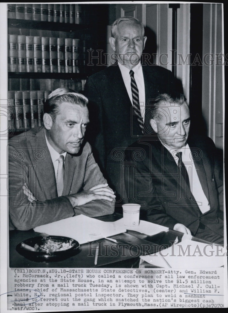 1962 Press Photo Attorney General Edward McCormack Attempts To Solve Robbery - Historic Images