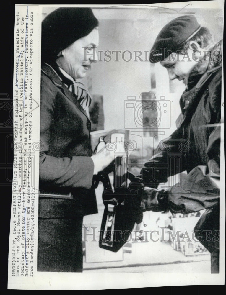 1972 Press Photo Mrs Cecilia Whitelaw and N Ireland soldier - Historic Images