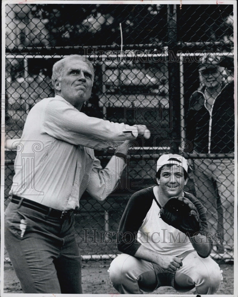 1979 Press Photo Mayor White in softball game with Eddie Palladino catching - Historic Images