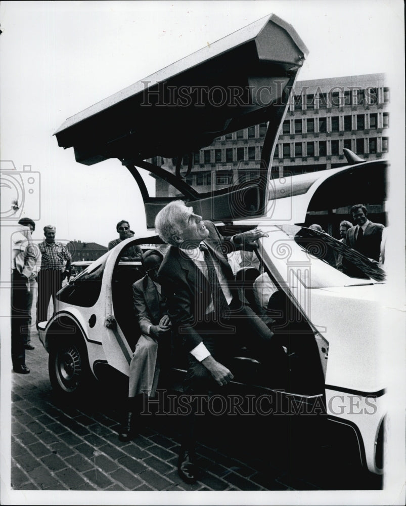 1979 Press Photo Mayor Kevin White gets out of a Supersafe Prototype Car - Historic Images