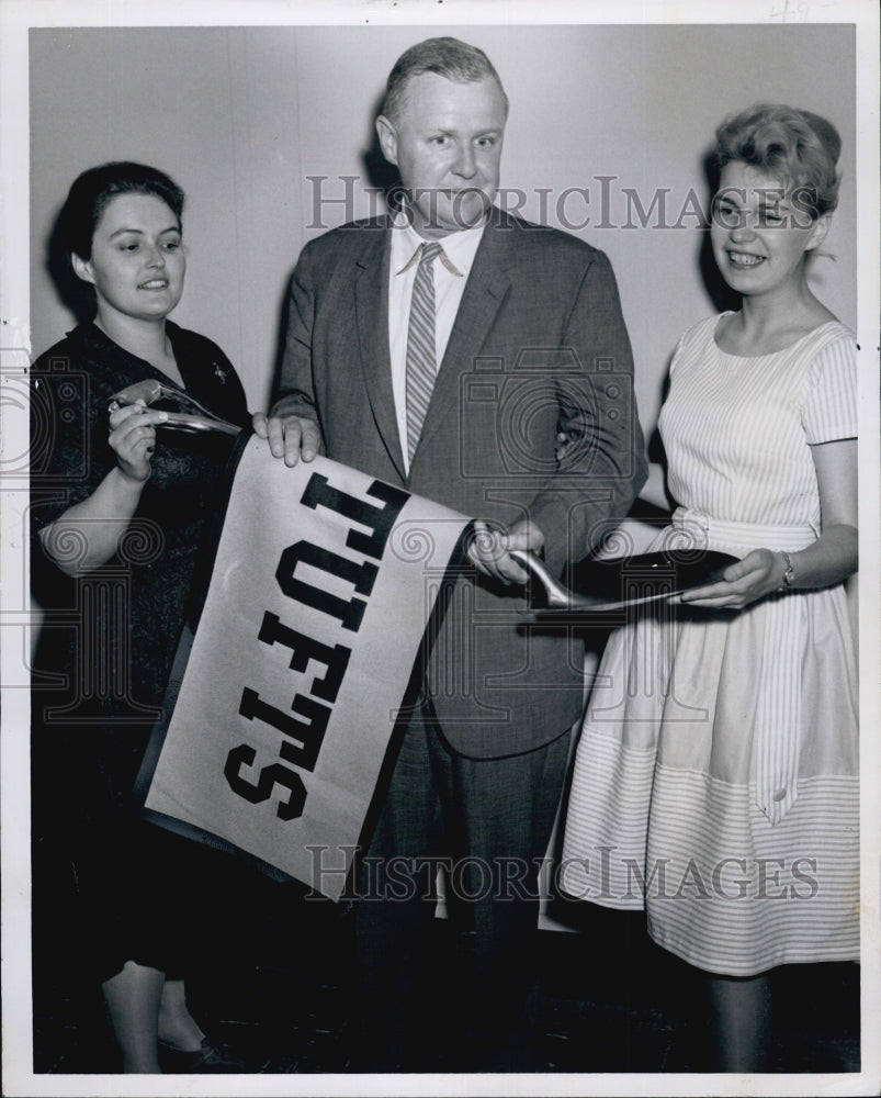 1962 Press Photo VP Frank Tredinhick Jr & Mrs R Hoyt & Mrs RM Ryan of Tufts U - Historic Images