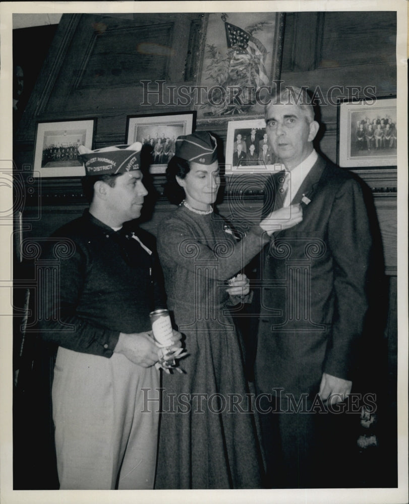 1959 Press Photo Mayor Thomas McNamara 1st clover Casanova Post122 AMVETS clover - Historic Images