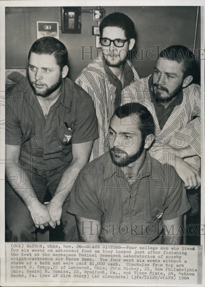 1964 Press Photo Astronaut Food Test Robert Trepp John Richey Daniel Tomica - Historic Images