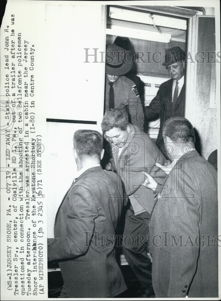 1971 Press Photo State police with John R Tressler Sr for a shooting - Historic Images
