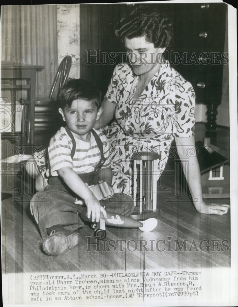 1946 Press Photo Boy MAyer Trobman Kidnapped Safe Caregiver Mrs. Edwin Stearns - Historic Images