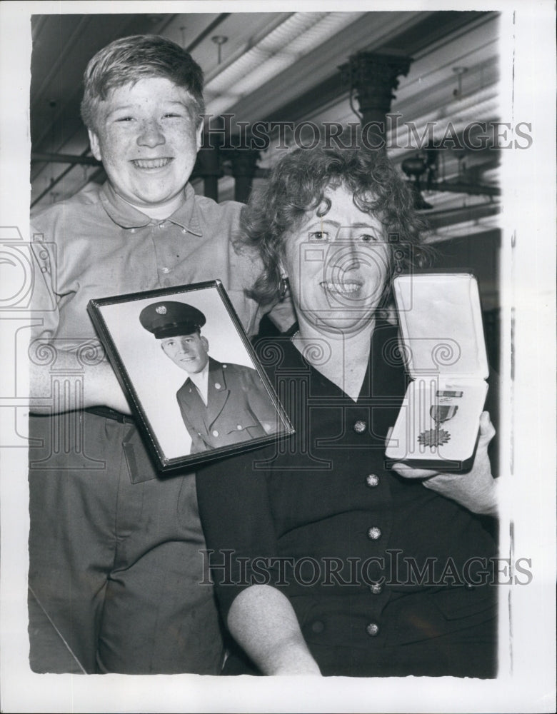 1968 Press Photo Paul McKeever and mom Margaret &amp; pic of son Peter Gould - Historic Images