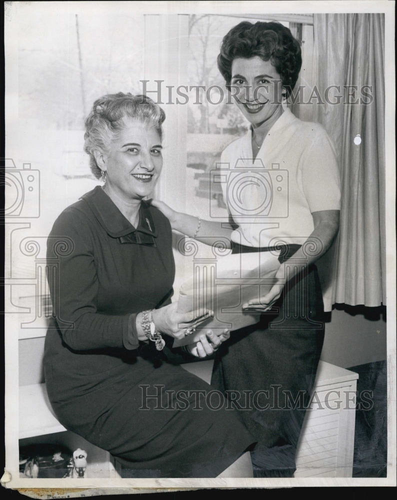 1959 Press Photo Mrs Harry rosenfield &amp; daughter Mrs Earle Hoffman - Historic Images