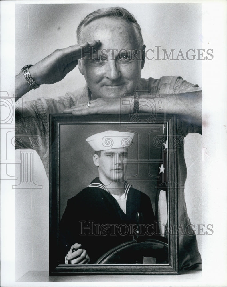 1987 Press Photo Charlie Ross Jr Salutes His Son Charlie Ross III In Gulf War - Historic Images
