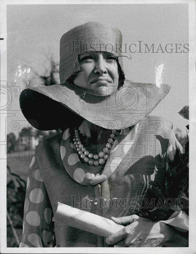 1971 Press Photo Barbara Heller Actress BLUE EYED HORSE - Historic Images