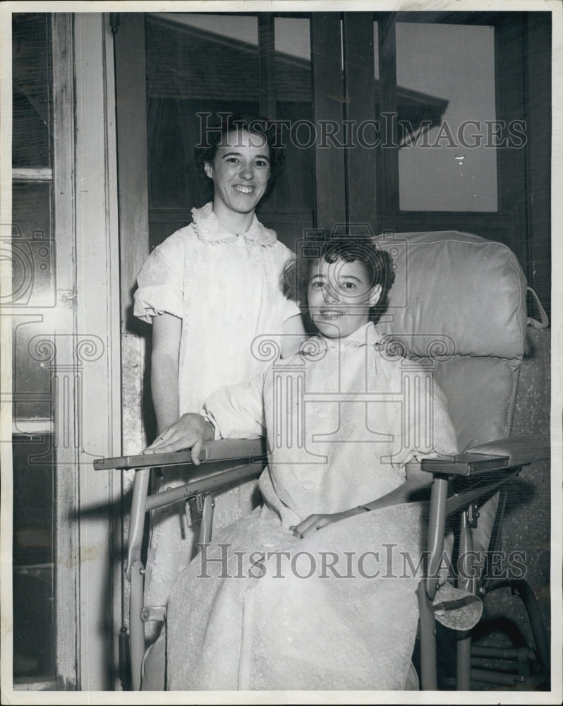 1956 Press Photo Mrs. Wanda Foster offered to donate kidney to Mrs. Edith Helm - Historic Images