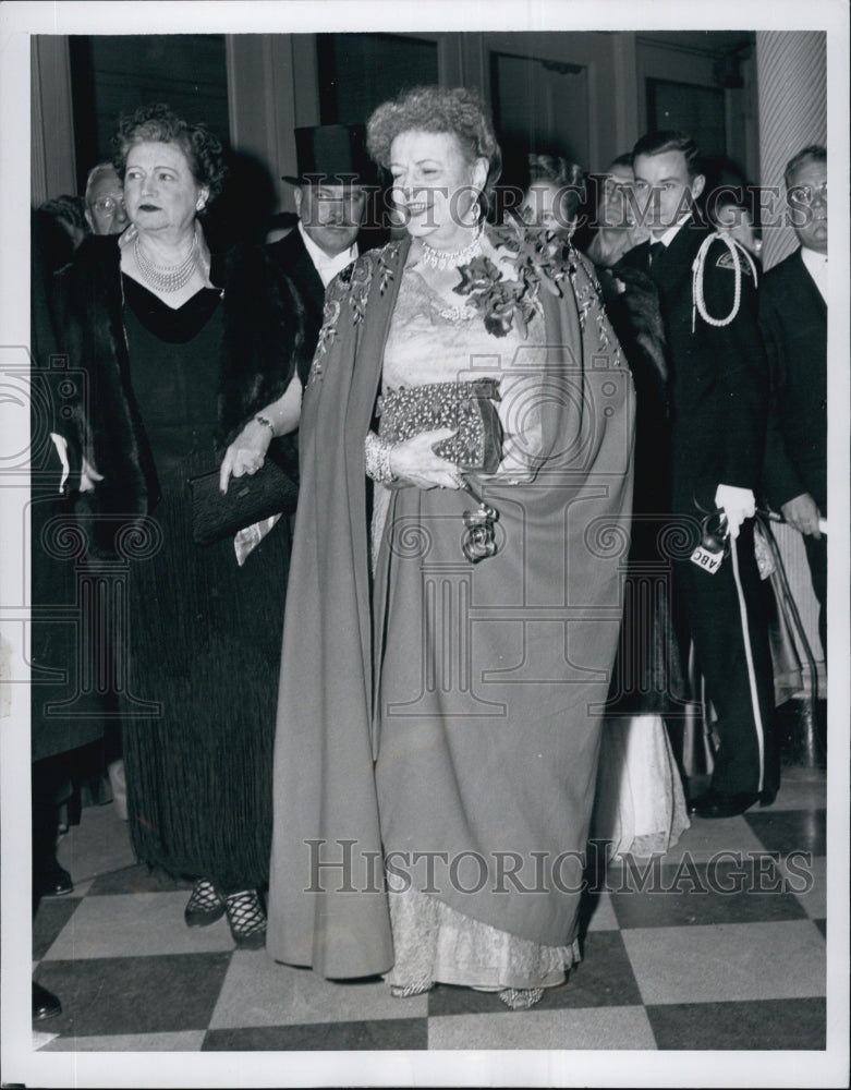 1949 Press Photo Mrs Betty Henderson at Metropolitan Opera in New York - Historic Images