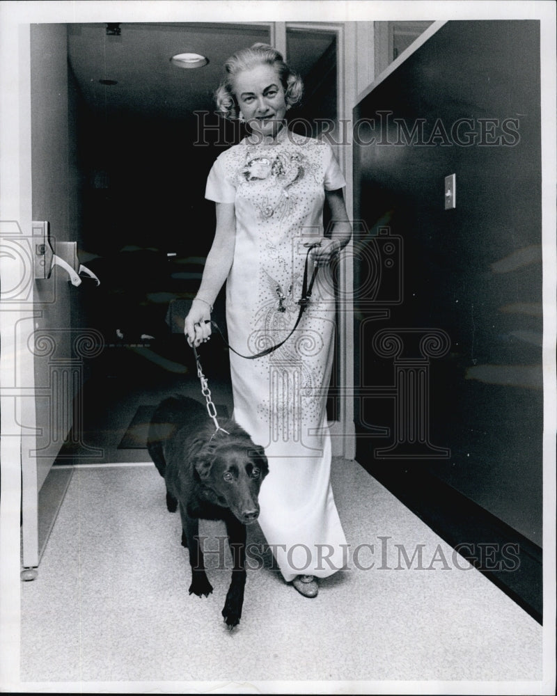 1972 Press Photo Heloise Tribute with Seeing Eye Dog &quot;Neda&quot; - Historic Images