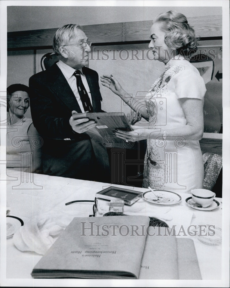 1972 Press Photo Columnist Heloise at Tribute with Edward Waterhouse - Historic Images