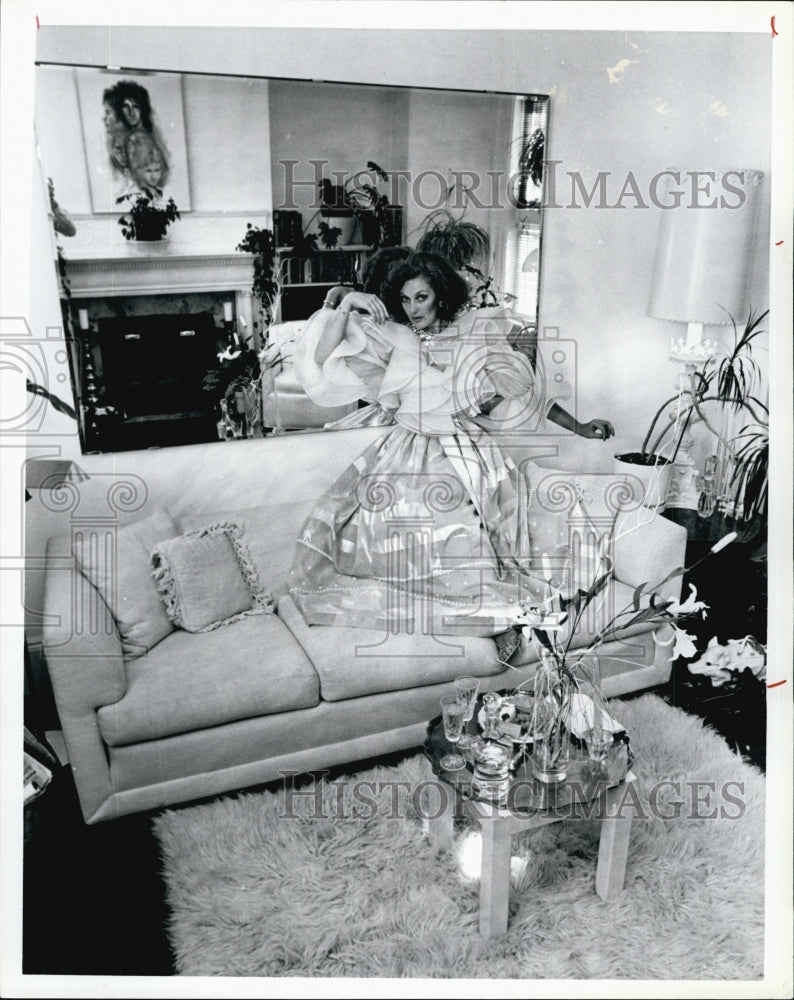 1986 Press Photo Susan Smith in her apartment - Historic Images