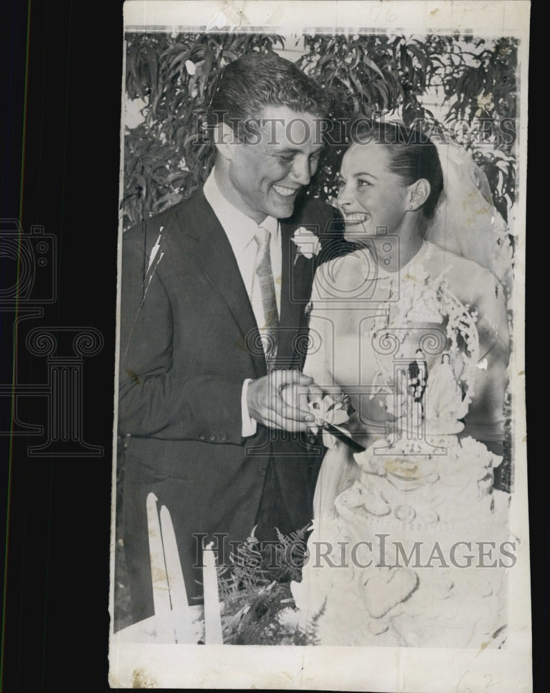 1956 Press Photo Actor Roger Smith and bride Victoria Shaw - Historic Images