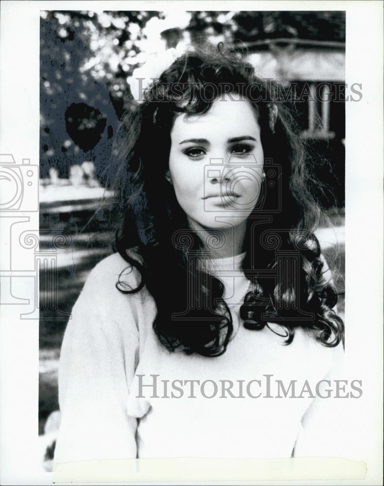 1987 Press Photo An actress in a role - Historic Images