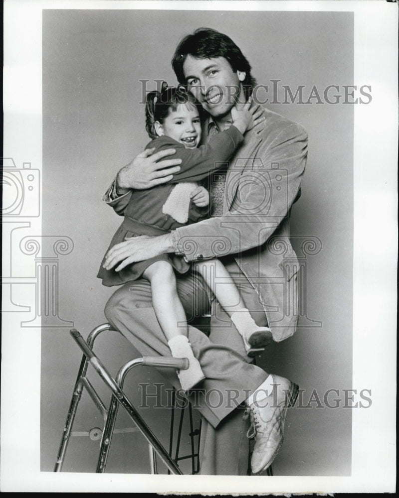 1985 Press Photo John Ritter United Cerebral Palsy Child Joie Fox Telethon - Historic Images