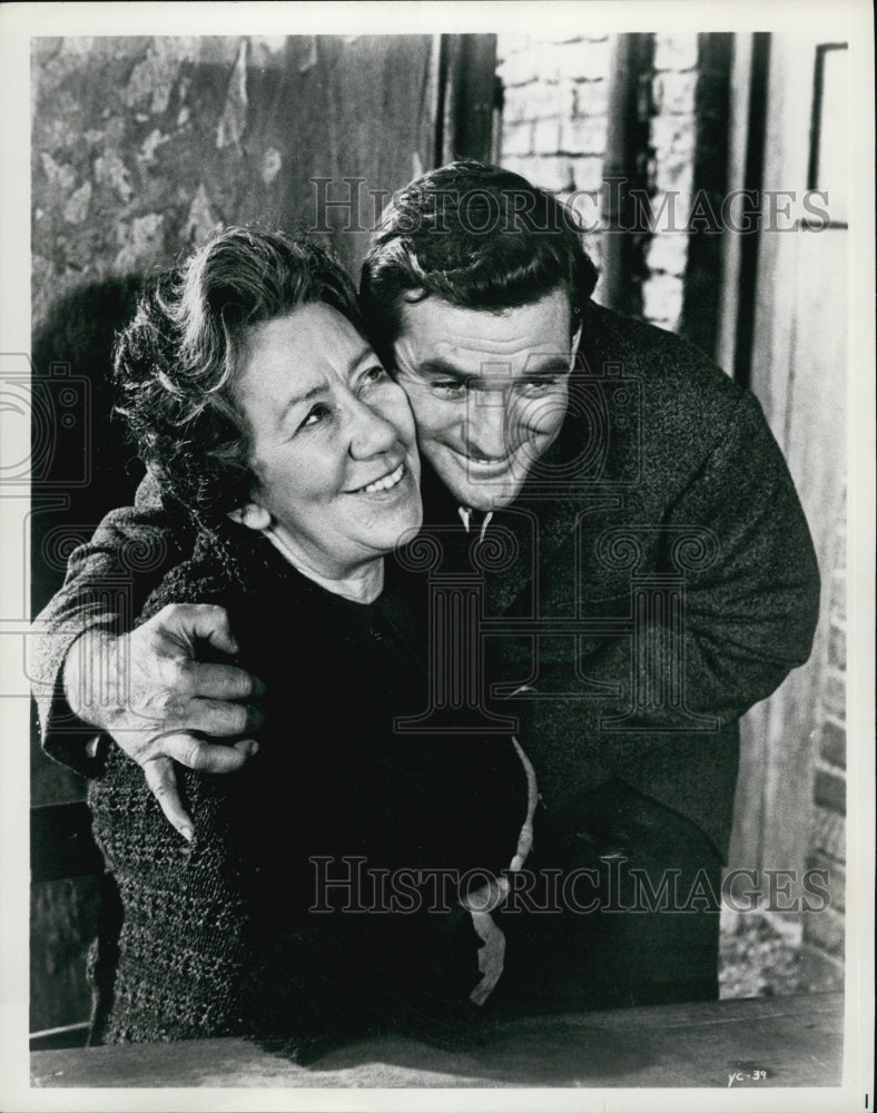 1965 Press Photo Australian actor Rob Taylor and English Actress Flora Robson. - Historic Images