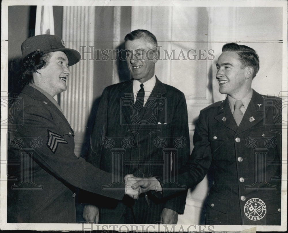 1943 Press Photo Sgt Edyth Logan and son Pvt James Logan Jr - Historic Images