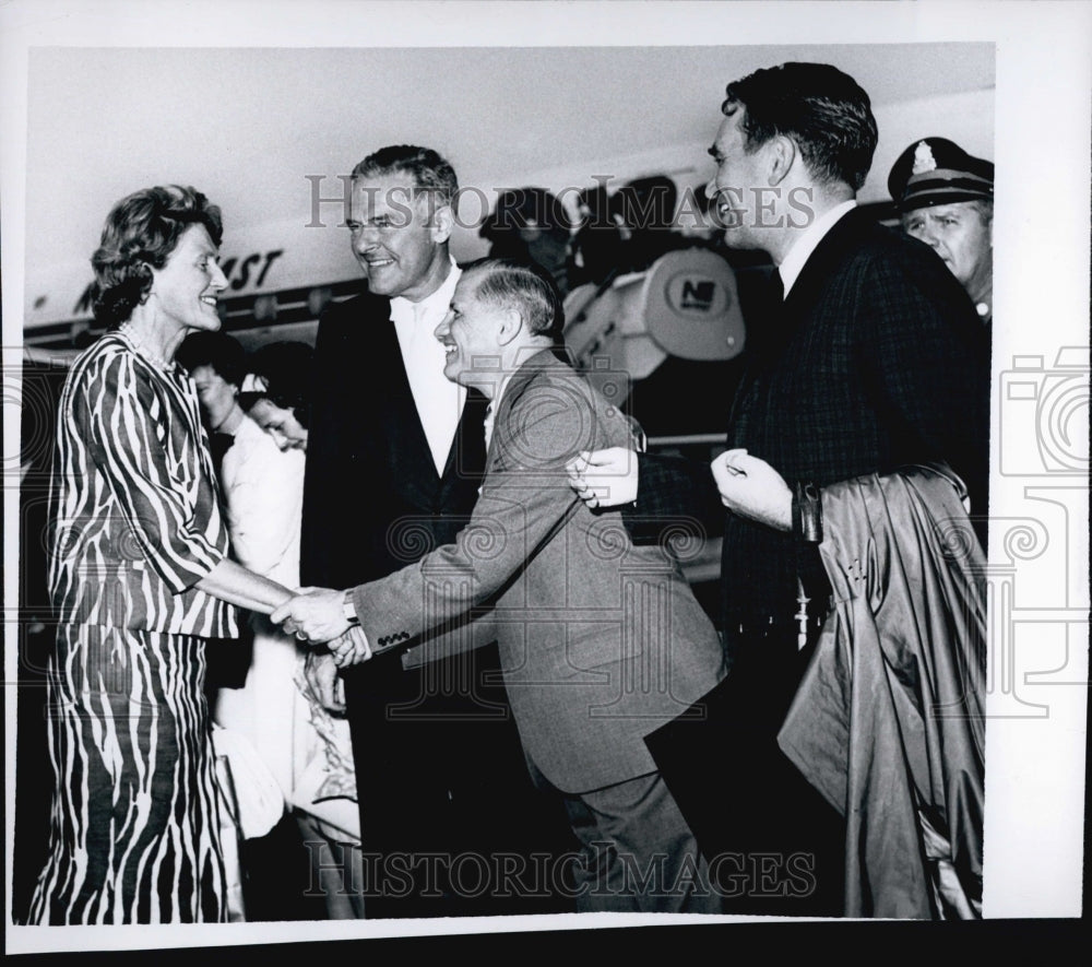 1964 Press Photo Former Vietnam Ambassador Henry Cabot Lodge &amp; Wife Greeted - Historic Images