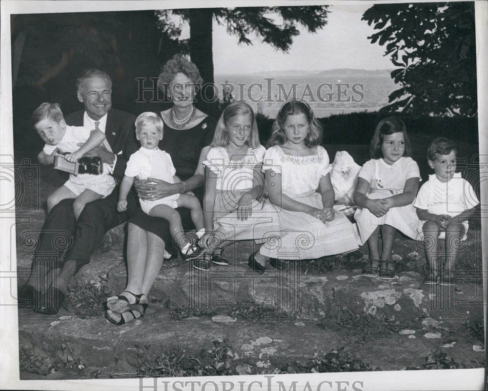 1960 Press Photo Henry Cabot Lodge With Wifeand Grandchildren - Historic Images