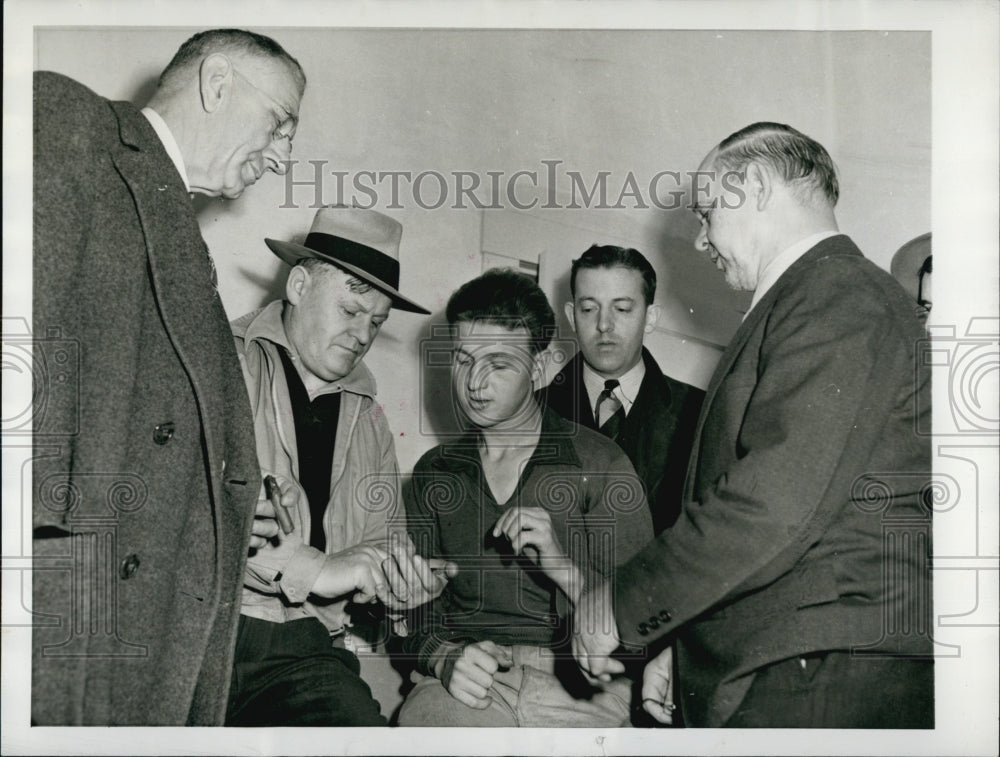 1942 Press Photo Edward Loreno 1 of 4 Nazi prisoners train escape questioned by - Historic Images
